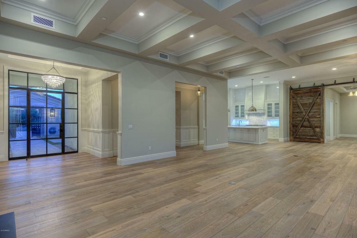 Property Photo: 9821 N 60th Place AZ 85253