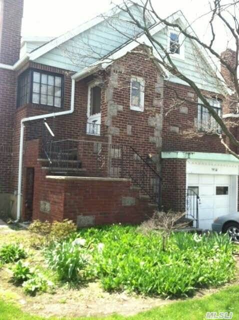Property Photo:  