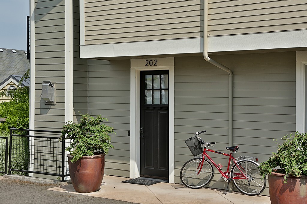 Property Photo: 225 Anthes Ave 202 WA 98260