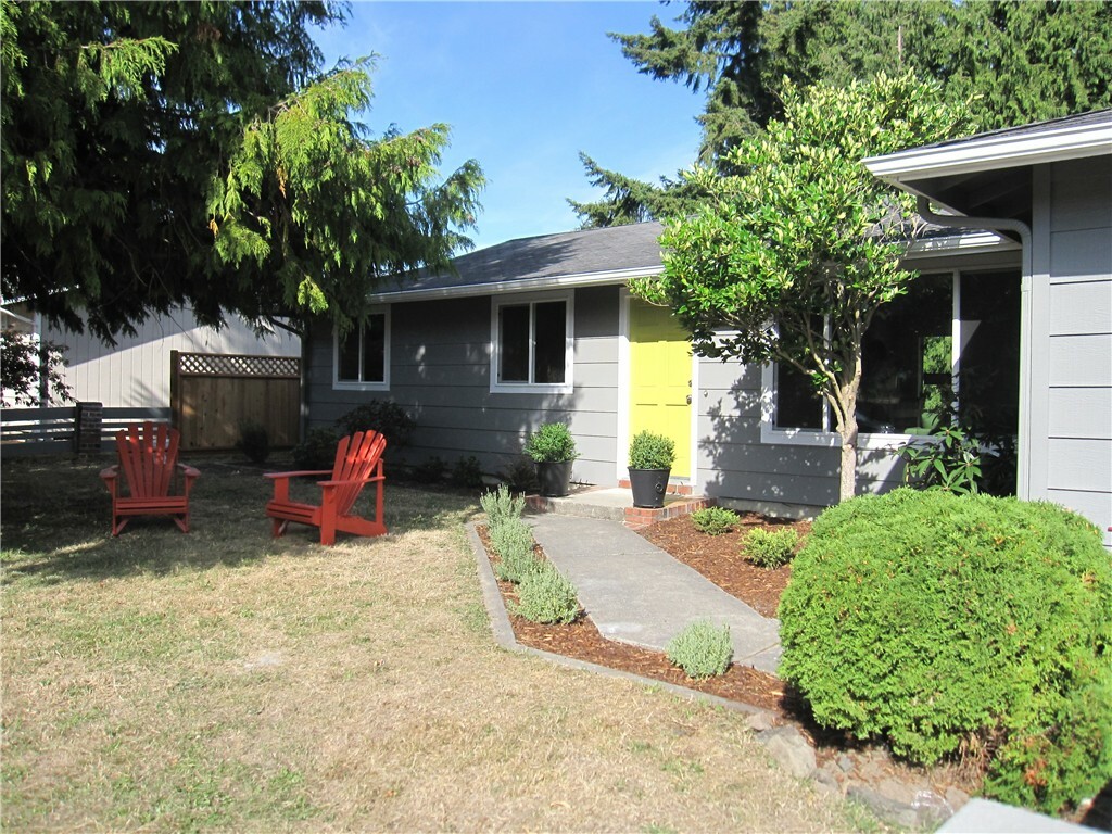 Property Photo:  1022 Logan St  WA 98368 