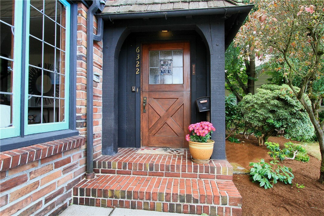 Property Photo: 6322 Woodlawn Ave N WA 98103
