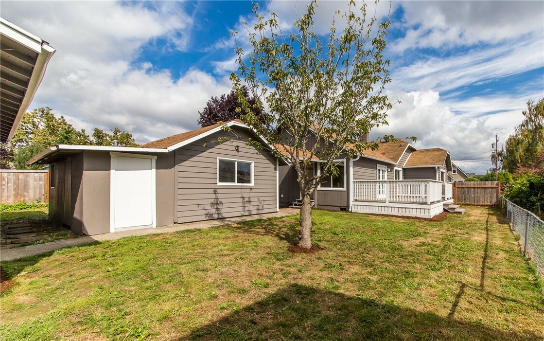 Property Photo:  102 16th St SW  WA 98371 