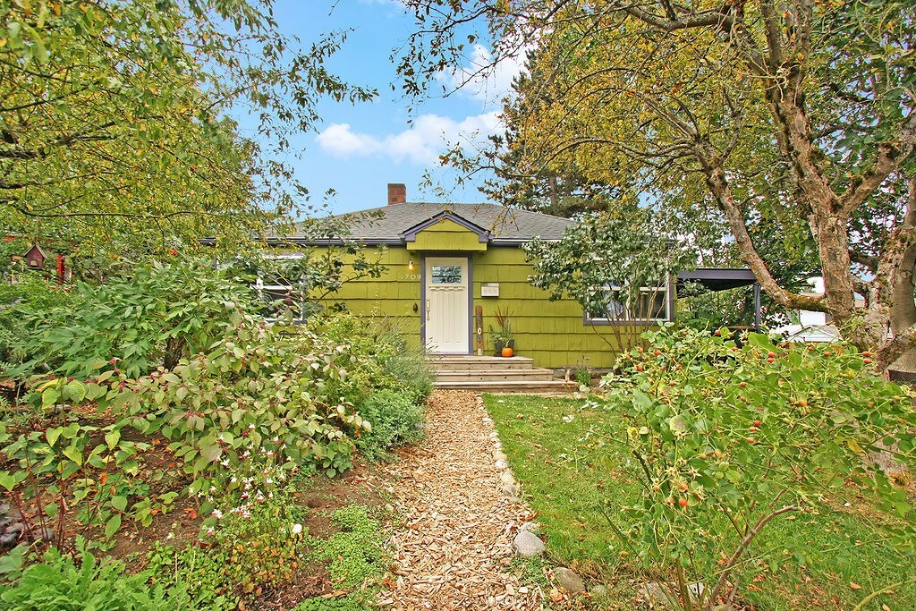 Property Photo:  1709 SW Thistle St  WA 98106 