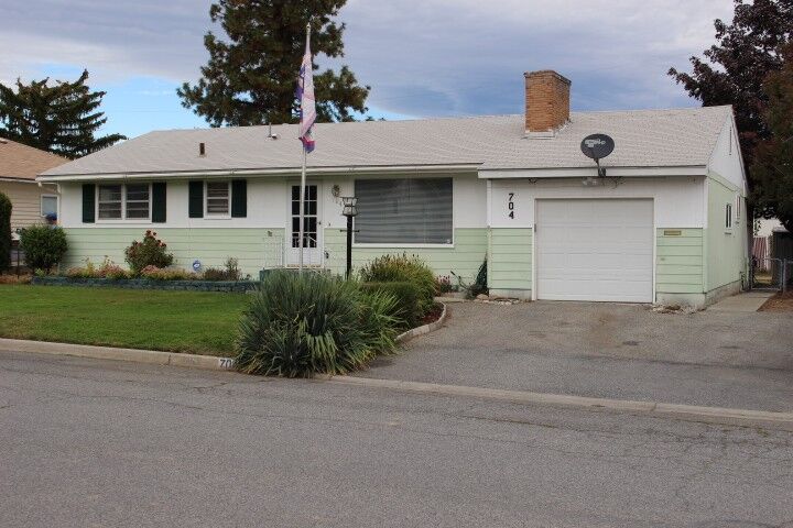 Property Photo:  704 Lynn St  WA 98801 