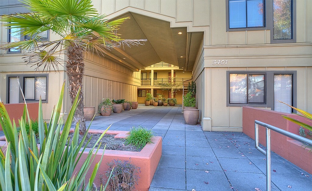 Property Photo: 3401 Wallingford Ave N 211 WA 98103