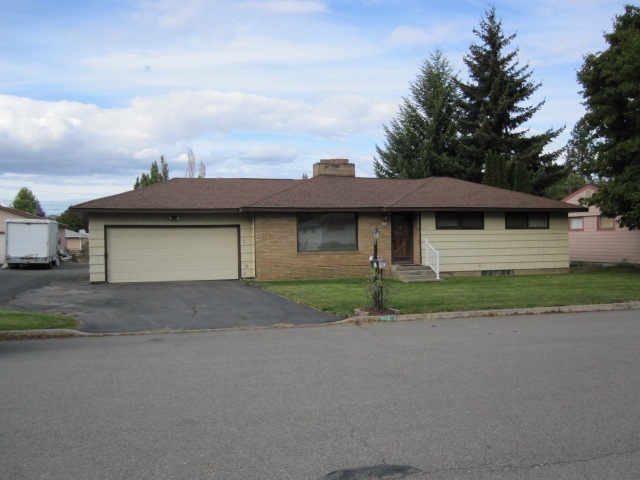 Property Photo: 316 W Barnes Rd WA 99218