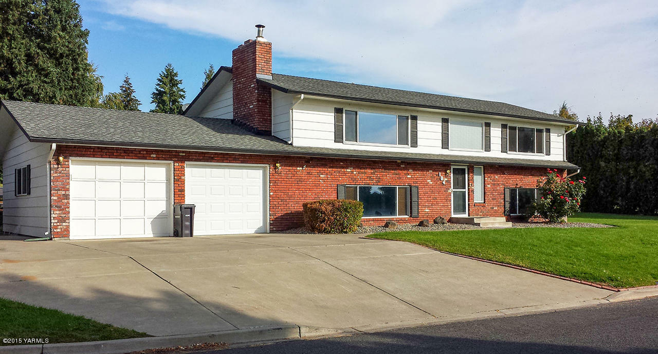 Property Photo: 104 N 68th Pl WA 98908