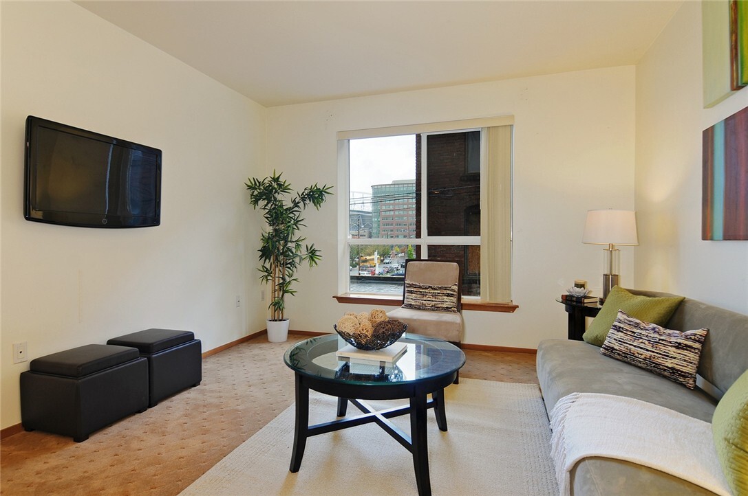 Property Photo: 668 S Lane St 203 WA 98104