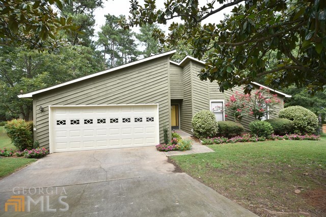Property Photo: 5812 Glenn Hollow Ln GA 30071