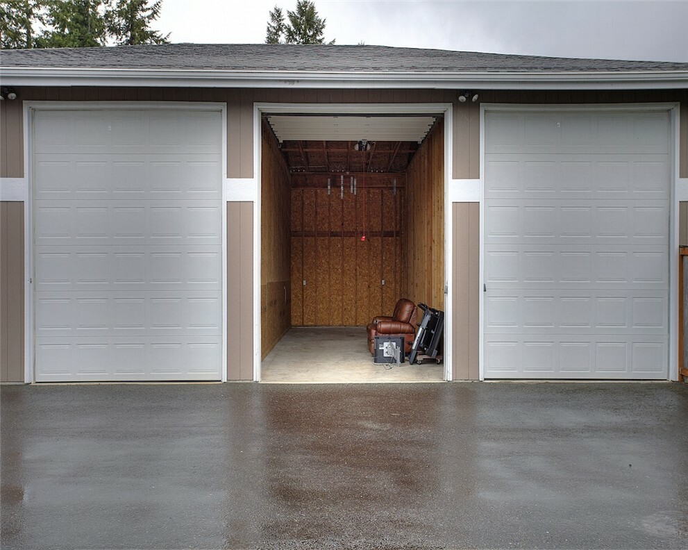 Property Photo:  704 Stevens St Garage Unit 4  WA 98388 