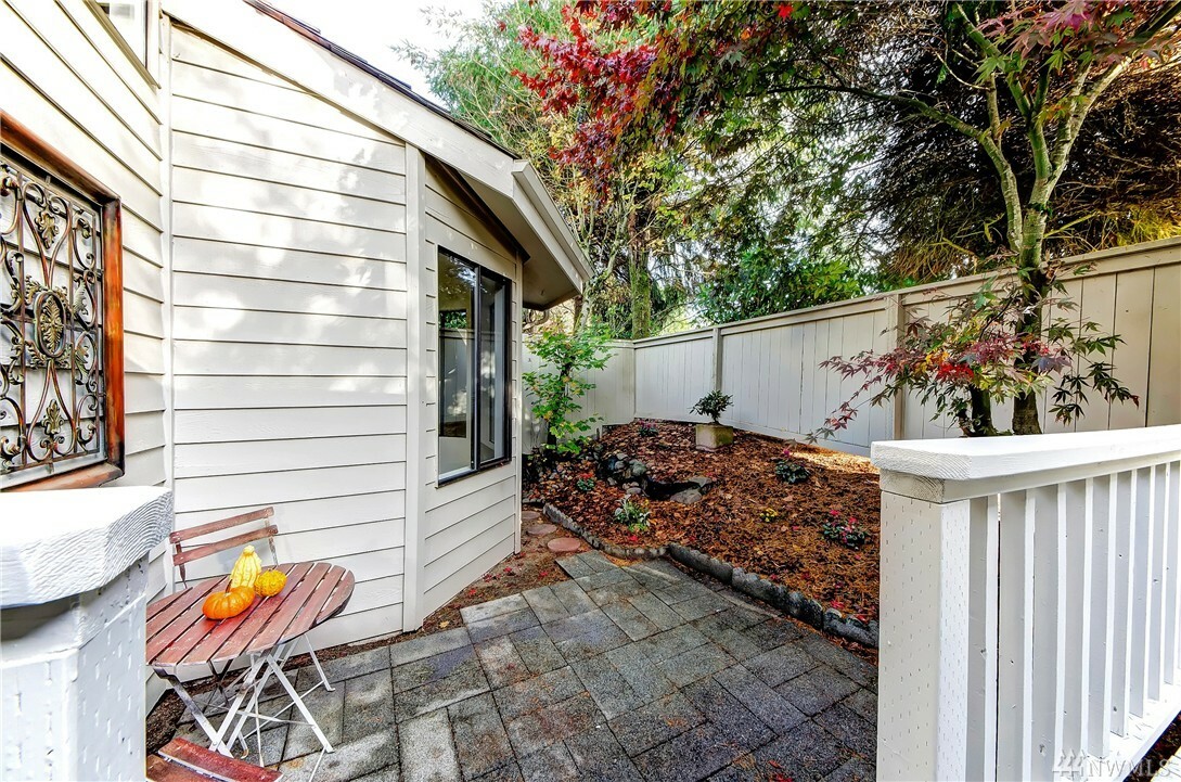 Property Photo:  15800 Village Green Dr 18  WA 98012 