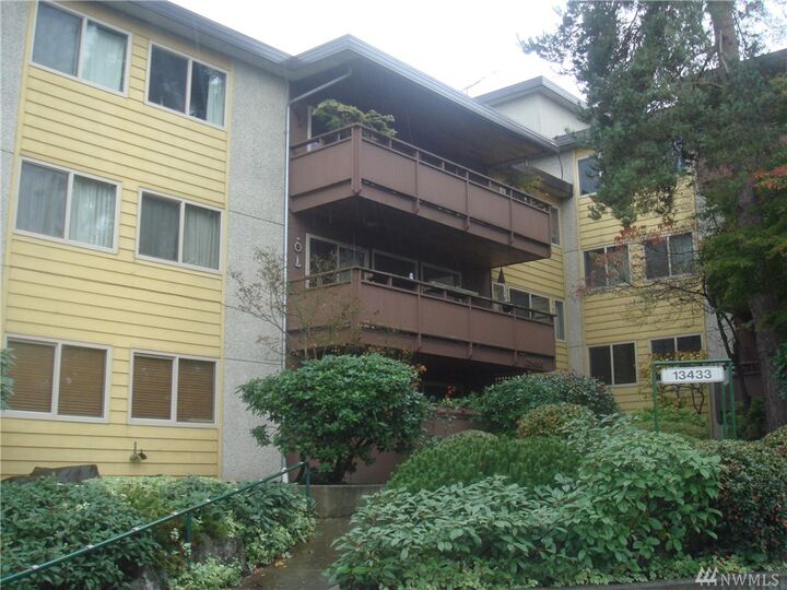 13433 Roosevelt Wy N 304  Seattle WA 98133 photo