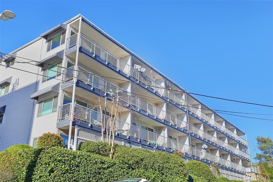 Property Photo: 762 Hayes St 16 WA 98109
