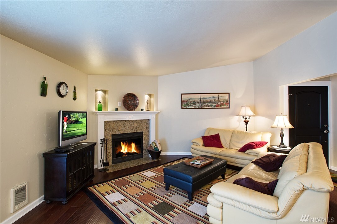 Property Photo: 14715 SE 24th St 202 WA 98007