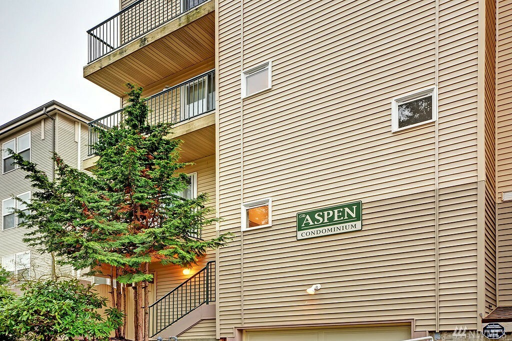 Property Photo:  2117 N 107th St 402  WA 98133 