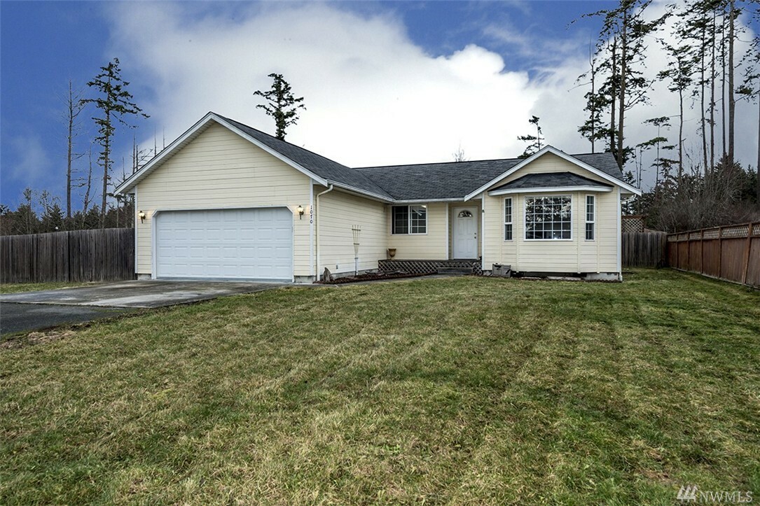 Property Photo:  1070 Sidney St  WA 98277 