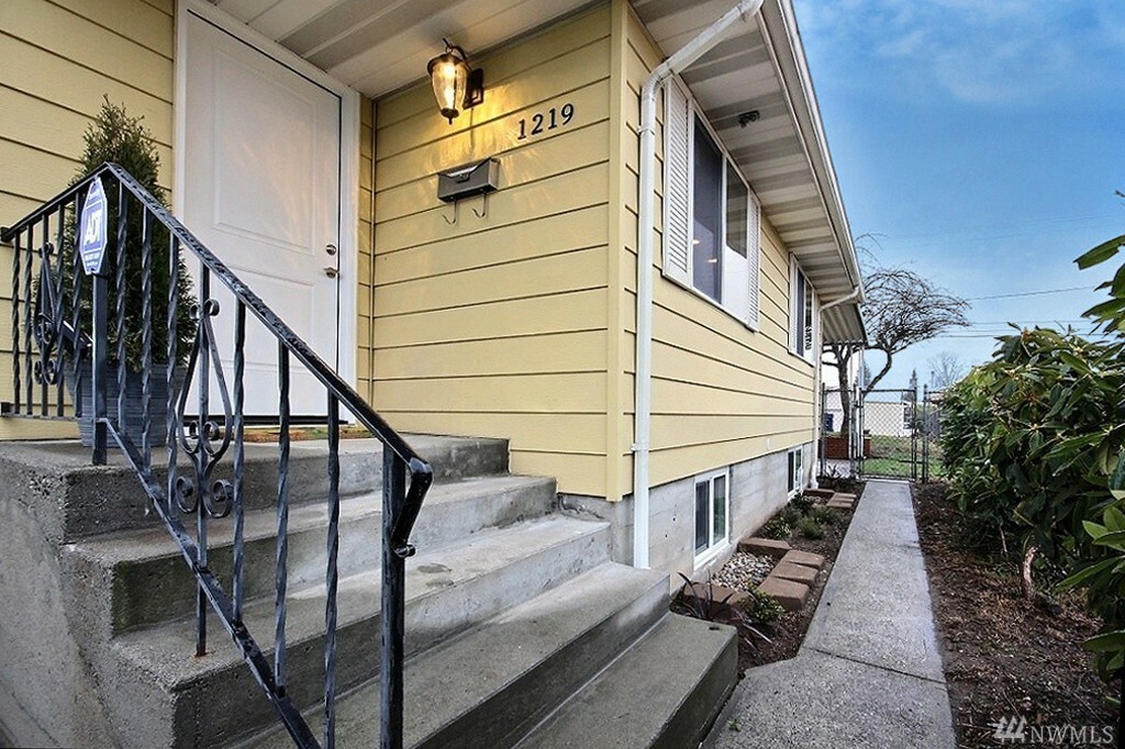 Property Photo:  1219 E Harrison St  WA 98404 