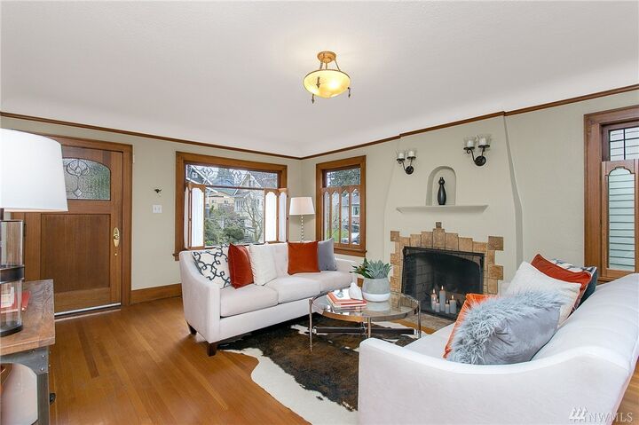 Property Photo: 4 W Raye St WA 98119