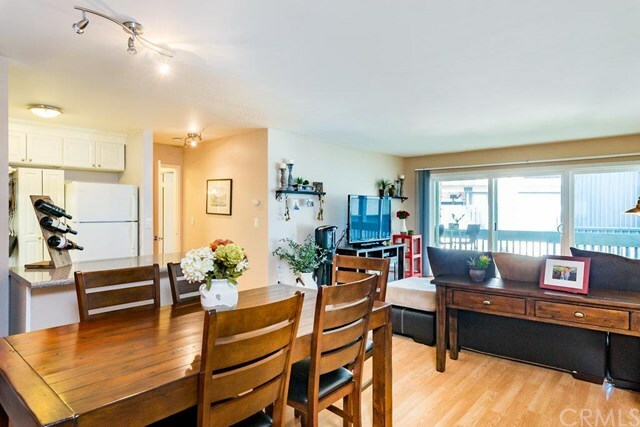 Property Photo: 605 S Prospect Avenue 205 CA 90277