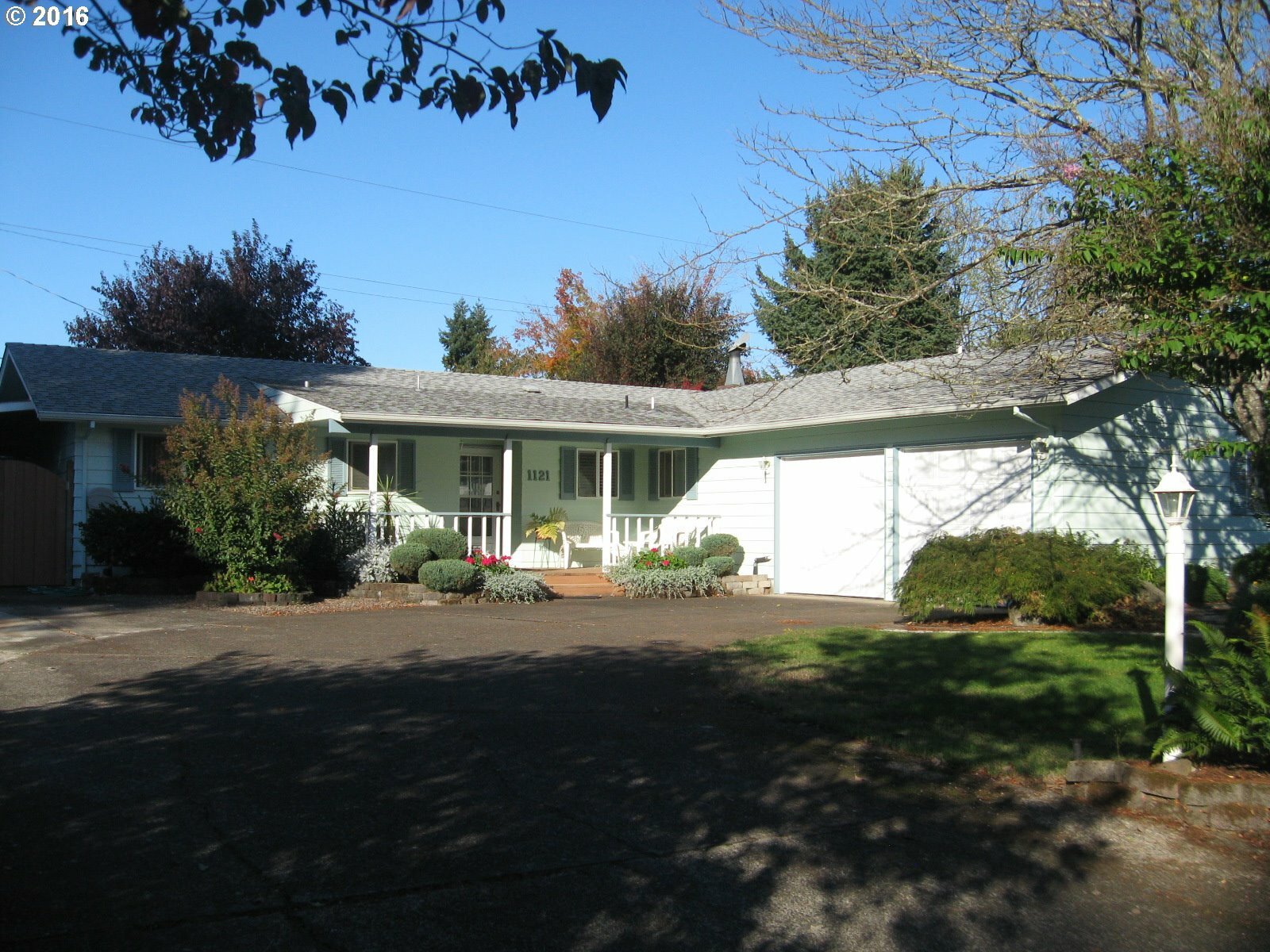 Property Photo: 1121 Barstow Ave OR 97404