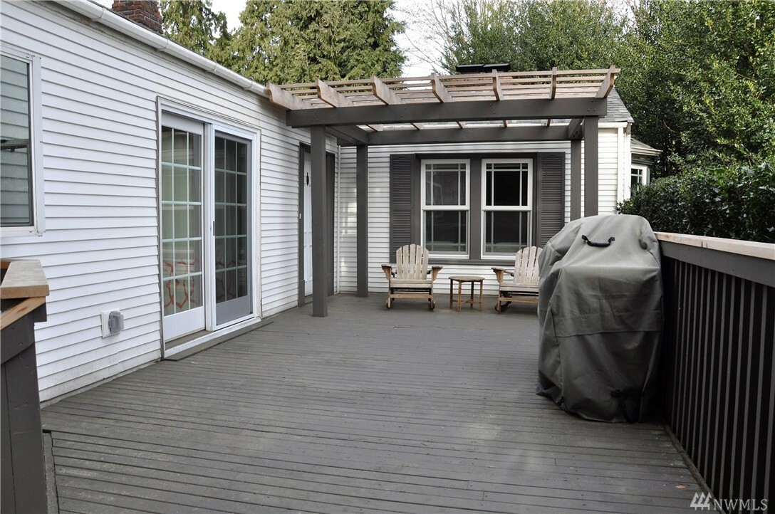 Property Photo:  1548 NE 95th St  WA 98115 