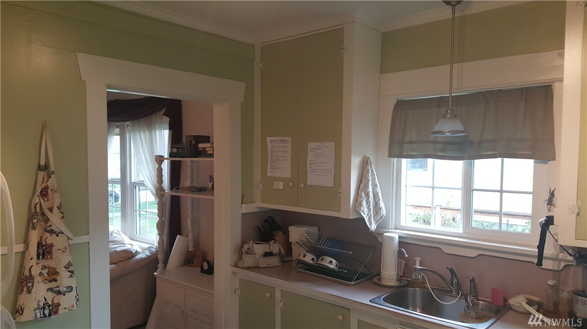 Property Photo:  1422 Oakes Ave  WA 98201 