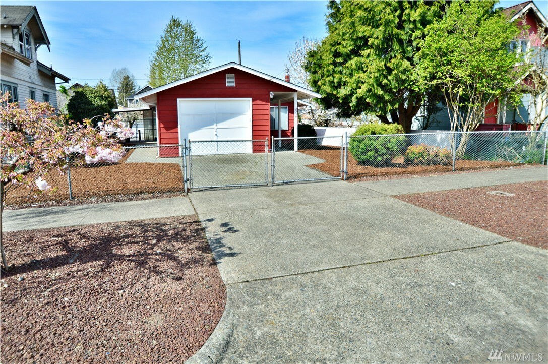 Property Photo:  2330 S Alaska St  WA 98405 