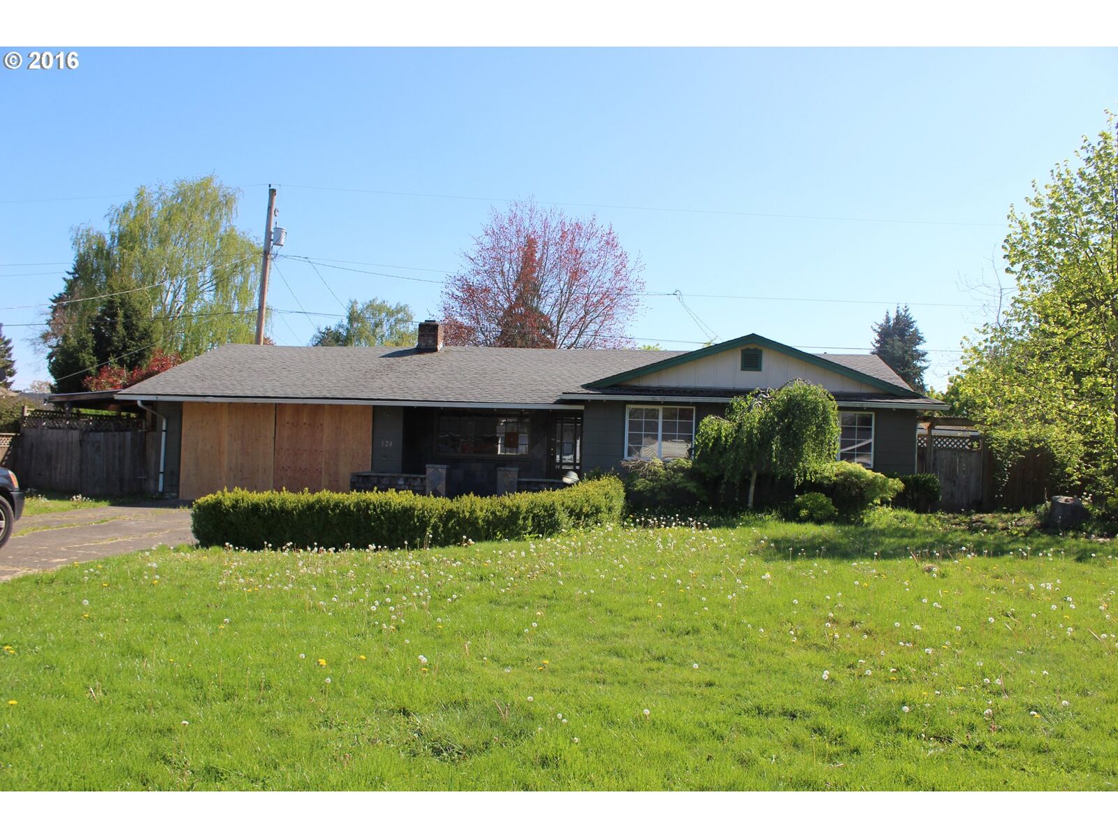 Property Photo: 320 Suburban Ave OR 97404