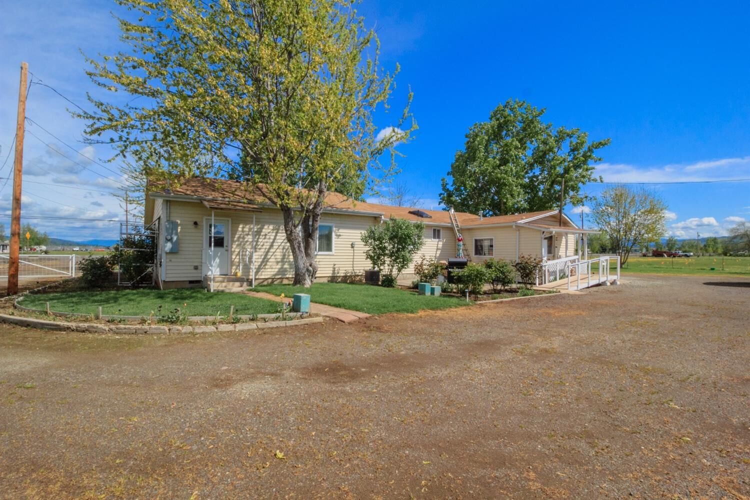 Property Photo:  4074 Antelope Road  OR 97503