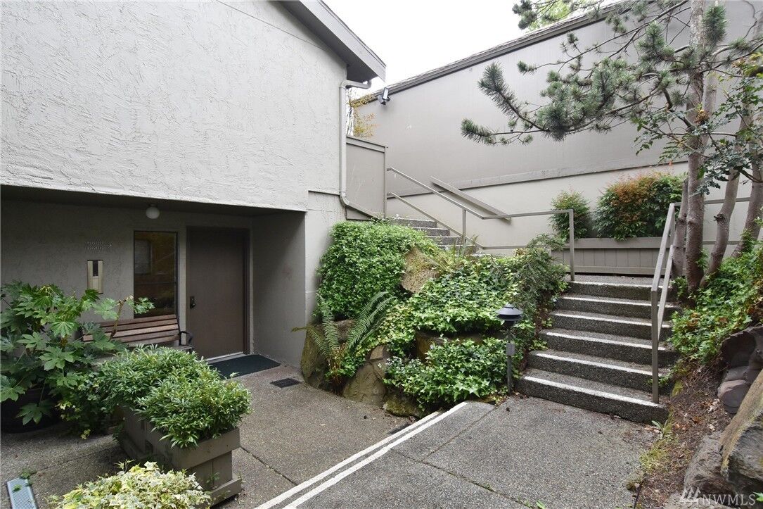 Property Photo: 6600 Park Point Wy NE D-101 WA 98115