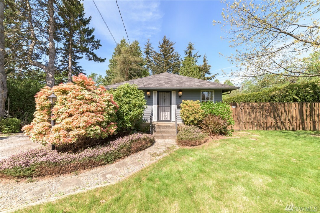 Property Photo:  1302 E Maplewood Ave  WA 98225 