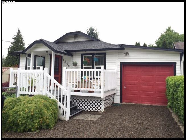 Property Photo:  1206 Lincoln St  OR 97045 