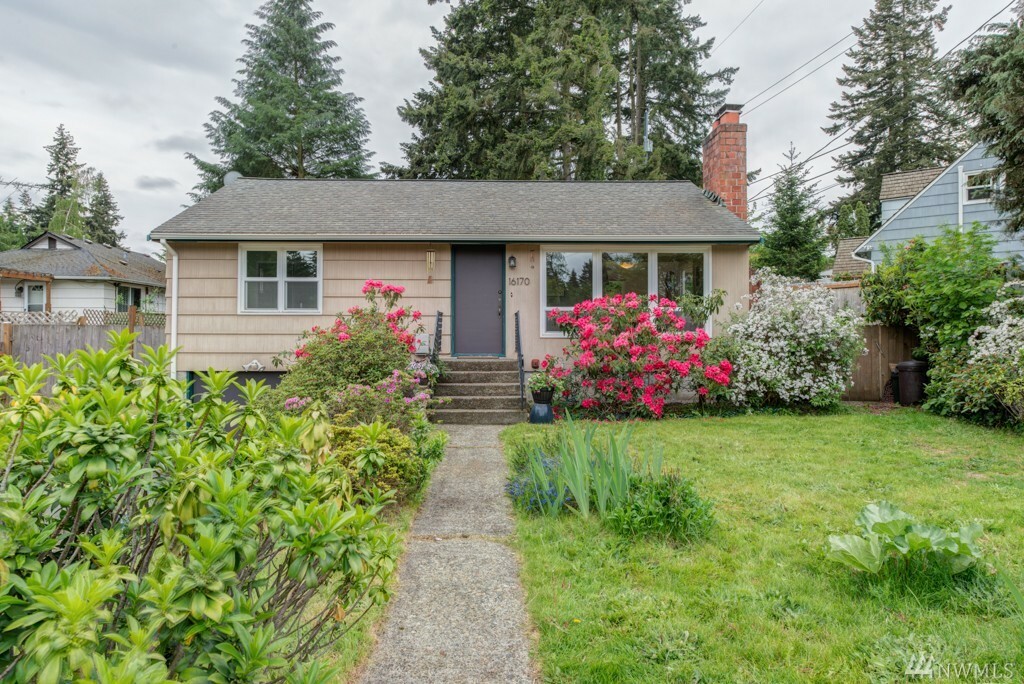 Property Photo:  16170 Midvale Ave N  WA 98133 