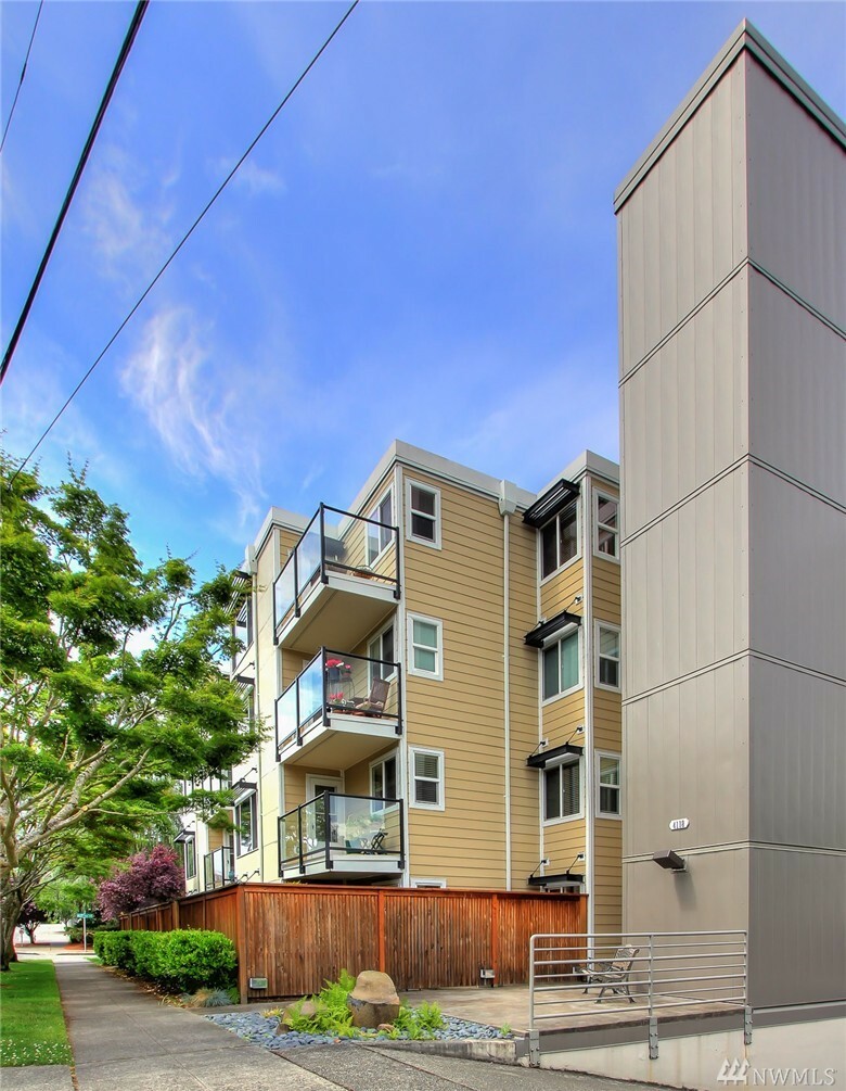 Property Photo:  4118 SW College St 202  WA 98116 