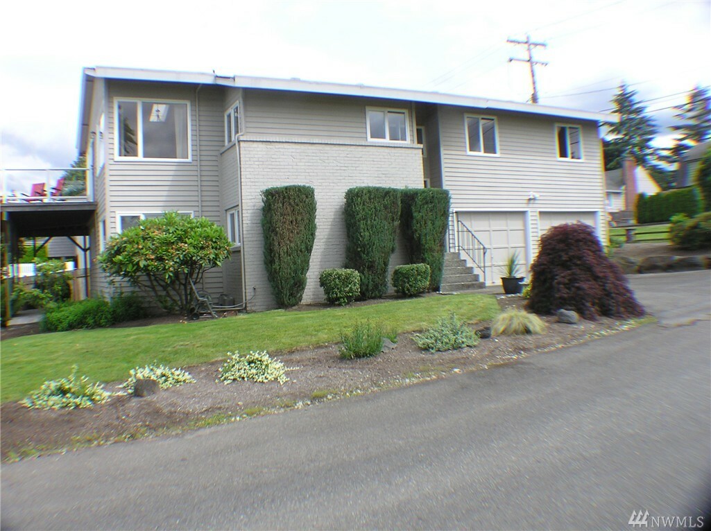 Property Photo:  527 Pine St  WA 98020 