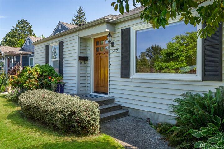 Property Photo: 5836 NE 57th Ave WA 98105