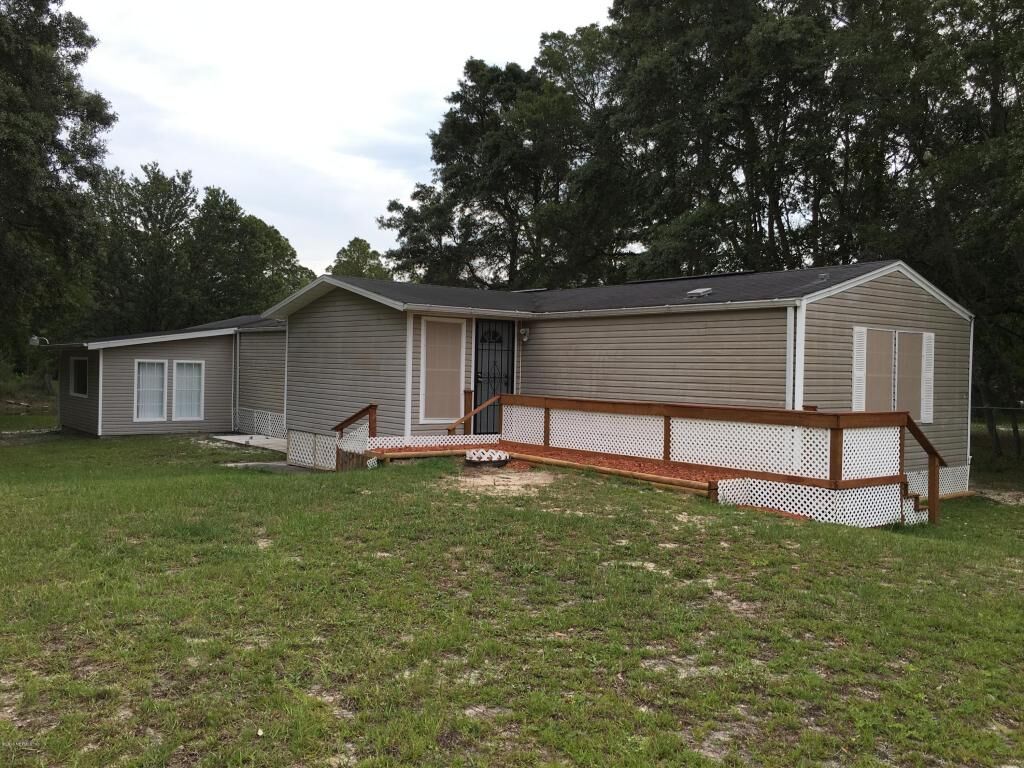 Property Photo: 138 Lake Circle FL 32189