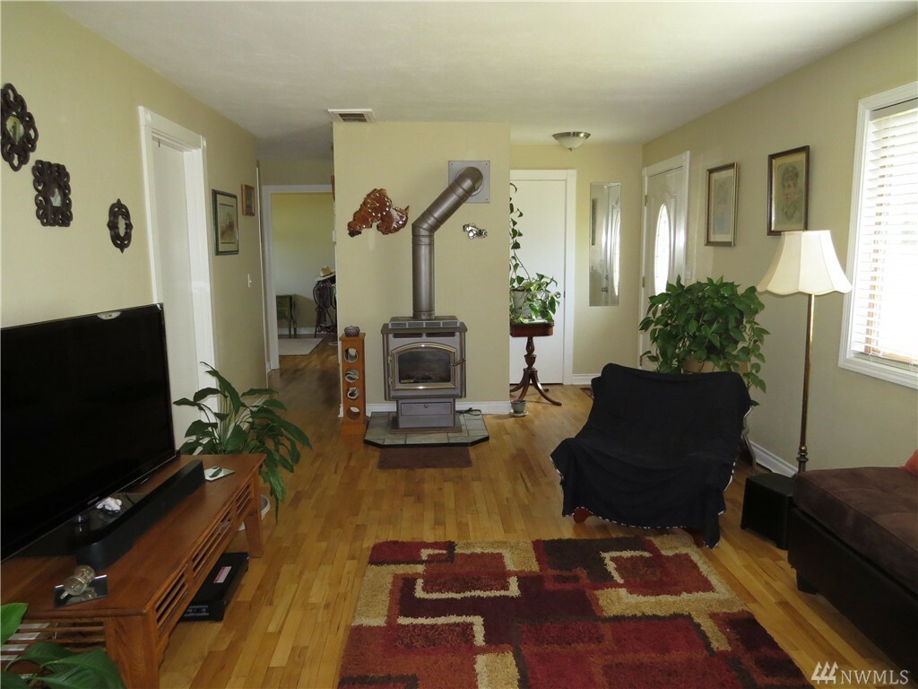 Property Photo:  220 Arcadia Ave  WA 98584 