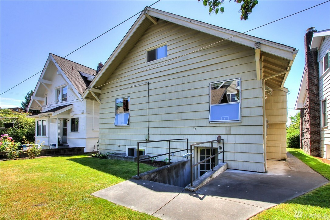 Property Photo: 2116 N 44th St WA 98103