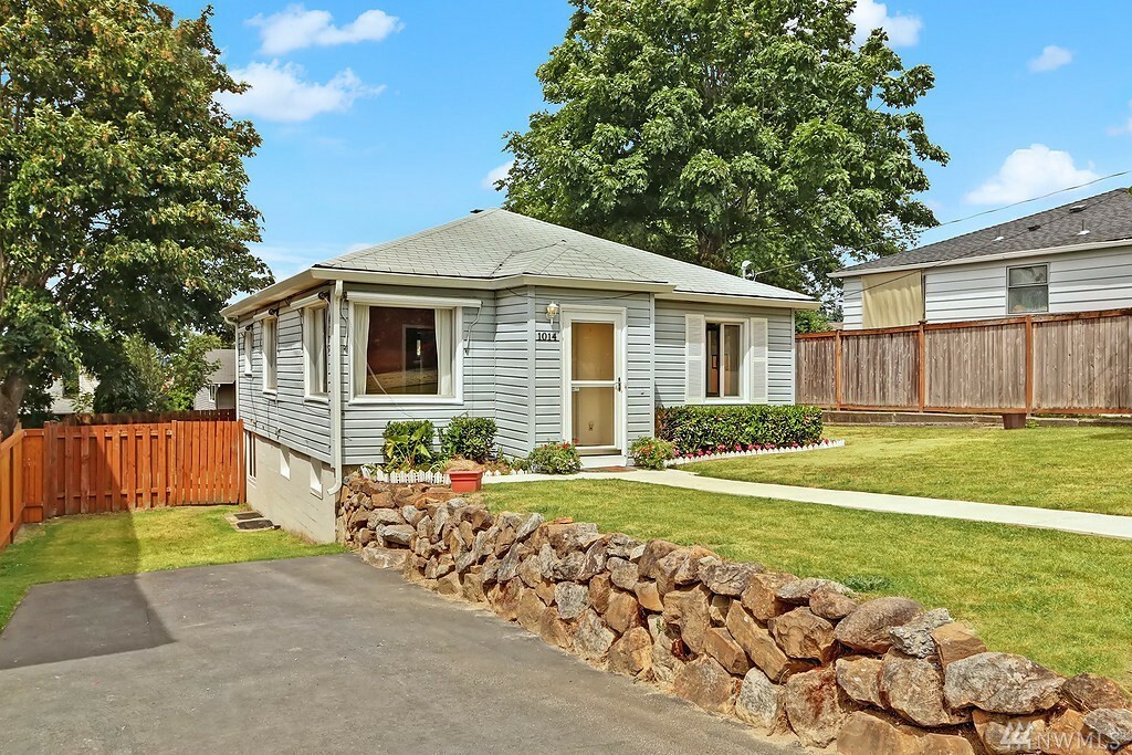 Property Photo: 1014 N 30th St WA 98056