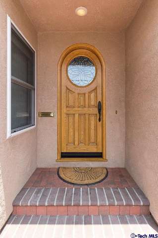 Property Photo:  2730 North Kenneth Road  CA 91504 