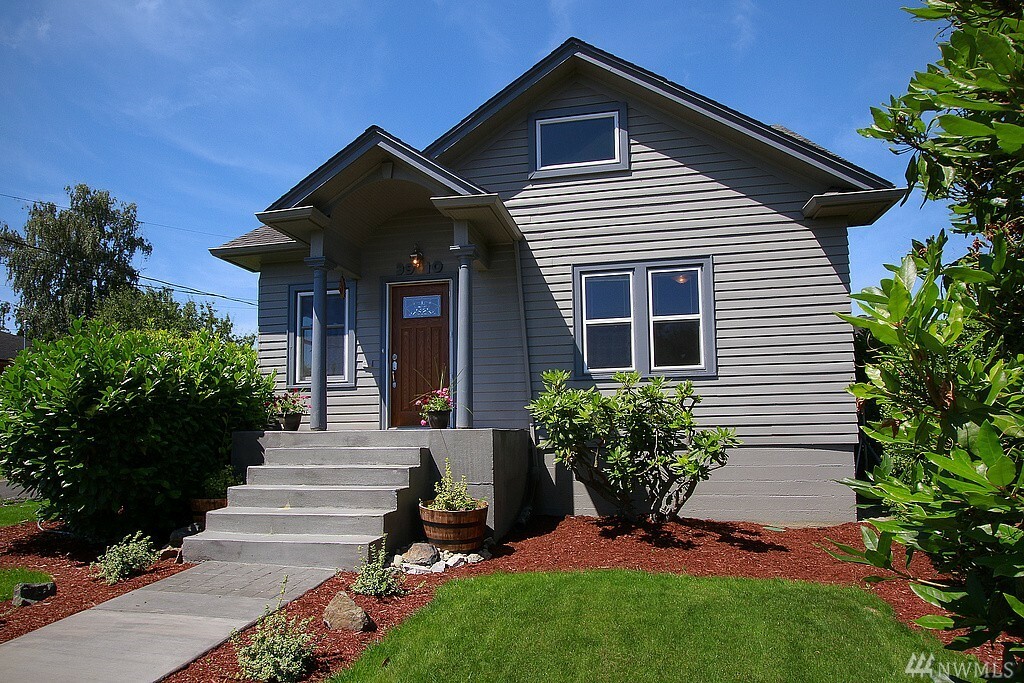 Property Photo:  3910 Federal Ave  WA 98201 