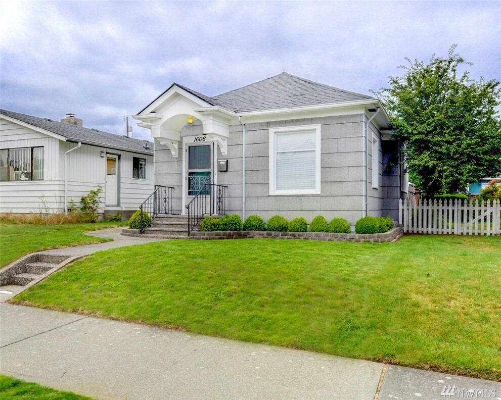 Property Photo:  1606 Hoyt Ave  WA 98201 