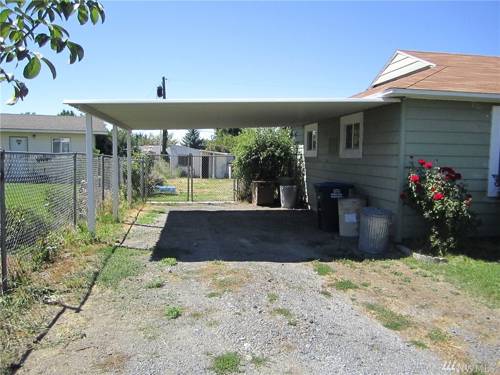 Property Photo: 864 S Grand Dr WA 98837