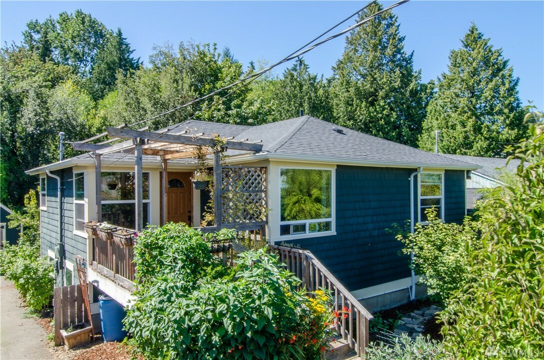 Property Photo:  5423 26th Ave SW  WA 98106 