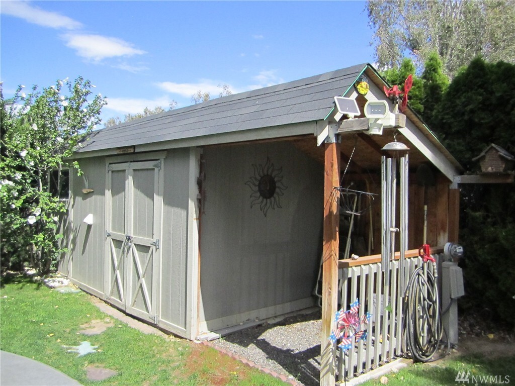 Property Photo: 7037 SE Hwy 262 50 WA 99344