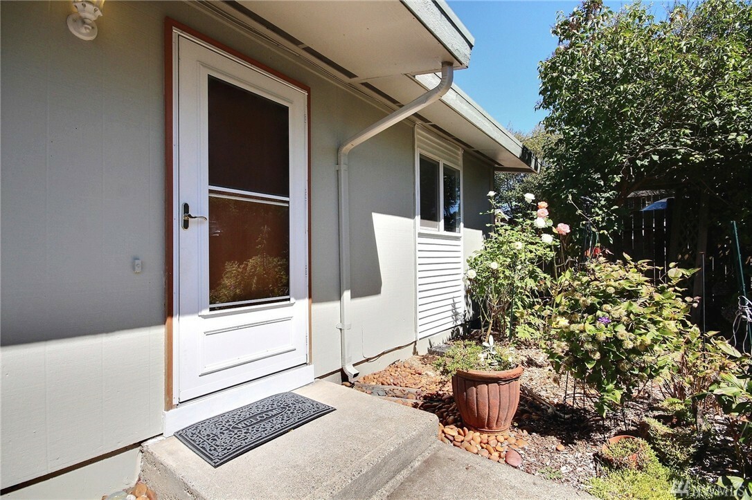 Property Photo:  2220 S 252nd St  WA 98032 