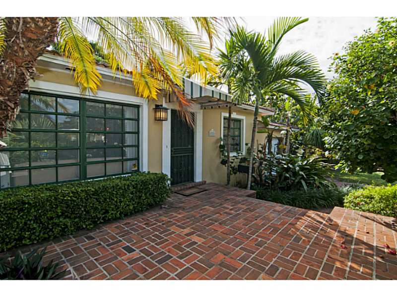 Property Photo: 820 NE 118 St FL 33161