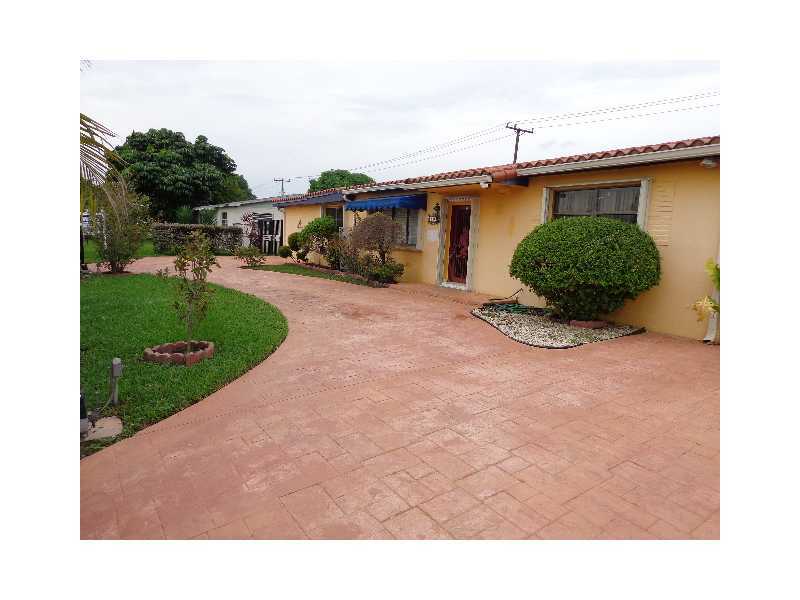Property Photo: 525 W 39 Pl FL 33012