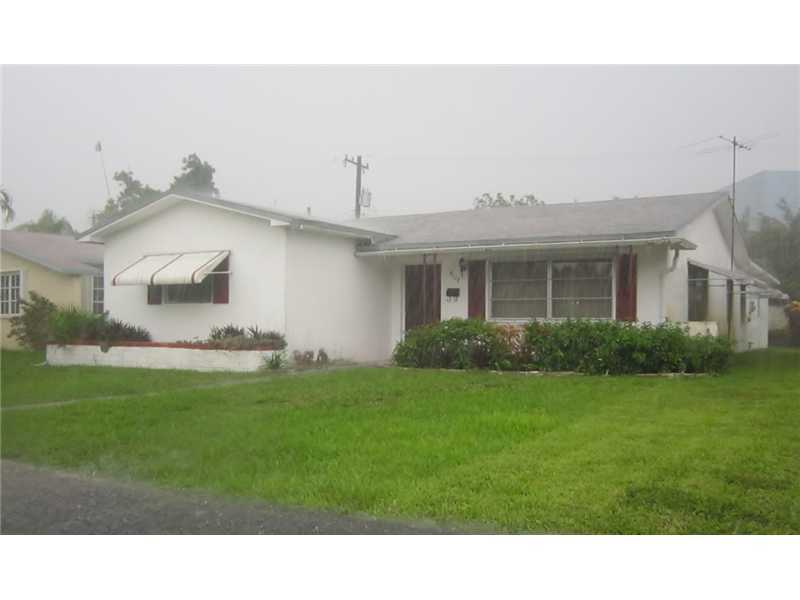 Property Photo: 4122 N Circle Dr FL 33021